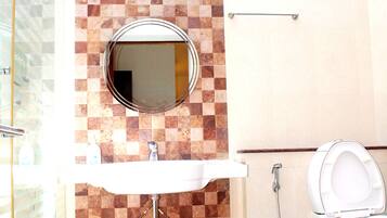 Classic Bungalow | Bathroom | Shower, free toiletries, bathrobes, towels