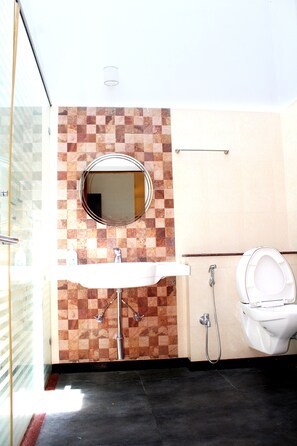 Bungalow classique | Salle de bain | Douche, articles de toilette (gratuits), peignoirs, serviettes fournies