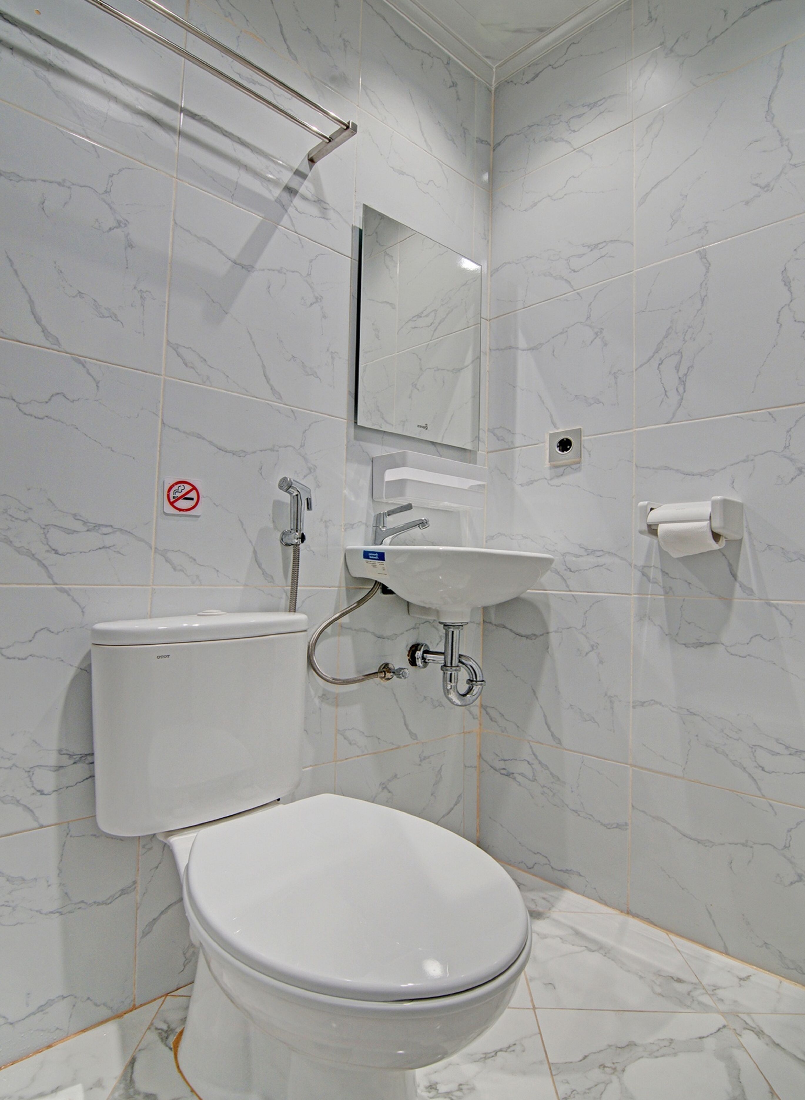 deluxe double room | bathroom | shower, towels, soap, shampoo