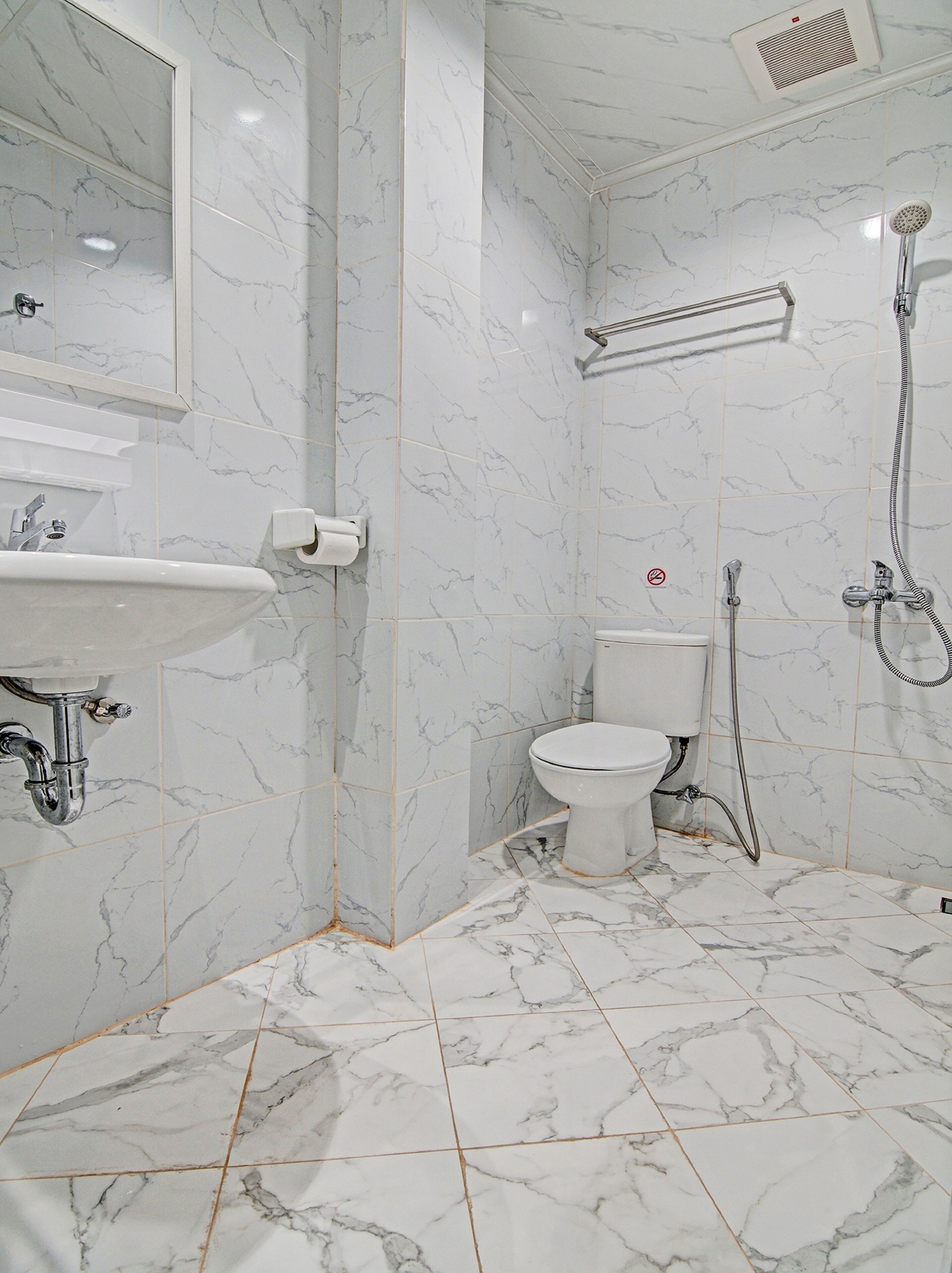 classic suite | bathroom | shower, towels, soap, shampoo