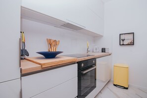 Fridge, oven, stovetop, dishwasher