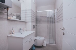 Dusche, Haartrockner, Handtücher, Seife