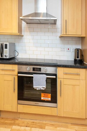 Basic Apartment, Multiple Beds | Private kitchen | Fridge, microwave, oven, stovetop