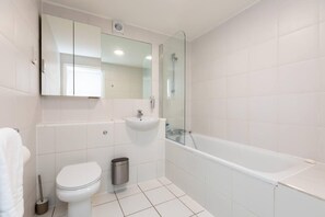 Appartamento Basic, letti multipli | Bagno | Doccia, asciugamani, sapone, shampoo