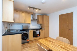 Basic Apartment, Multiple Beds | Private kitchen | Fridge, microwave, oven, stovetop - Newly Renovated 1BD Flat - Camden (London)