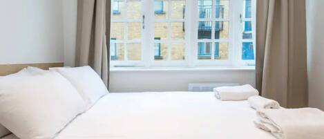 基础公寓, 多张床 | 1 多间卧室、熨斗/熨衣板、床单