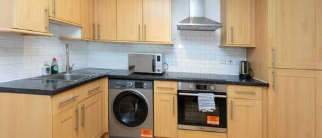 ベーシック アパートメント ベッド (複数台) | 専用キッチン | 冷蔵庫、電子レンジ、オーブン、コンロ