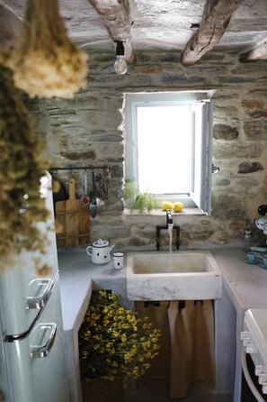 Een koelkast, een oven, een kookplaat, een koffiezetapparaat/waterkoker