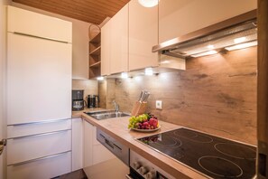 Kühlschrank, Ofen, Geschirrspüler, Wasserkocher mit Kaffee-/Teezubehör