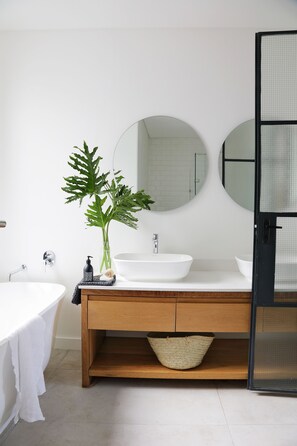 Secadora de cabello, toallas, jabón, papel de baño 