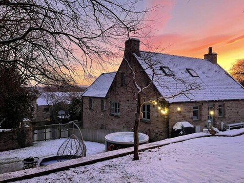 Orchard House, Richmond with hot tub, games room & parking