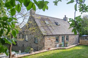 Exterior - Orchard House, Richmond with hot tub, games room & parking (Richmond,)