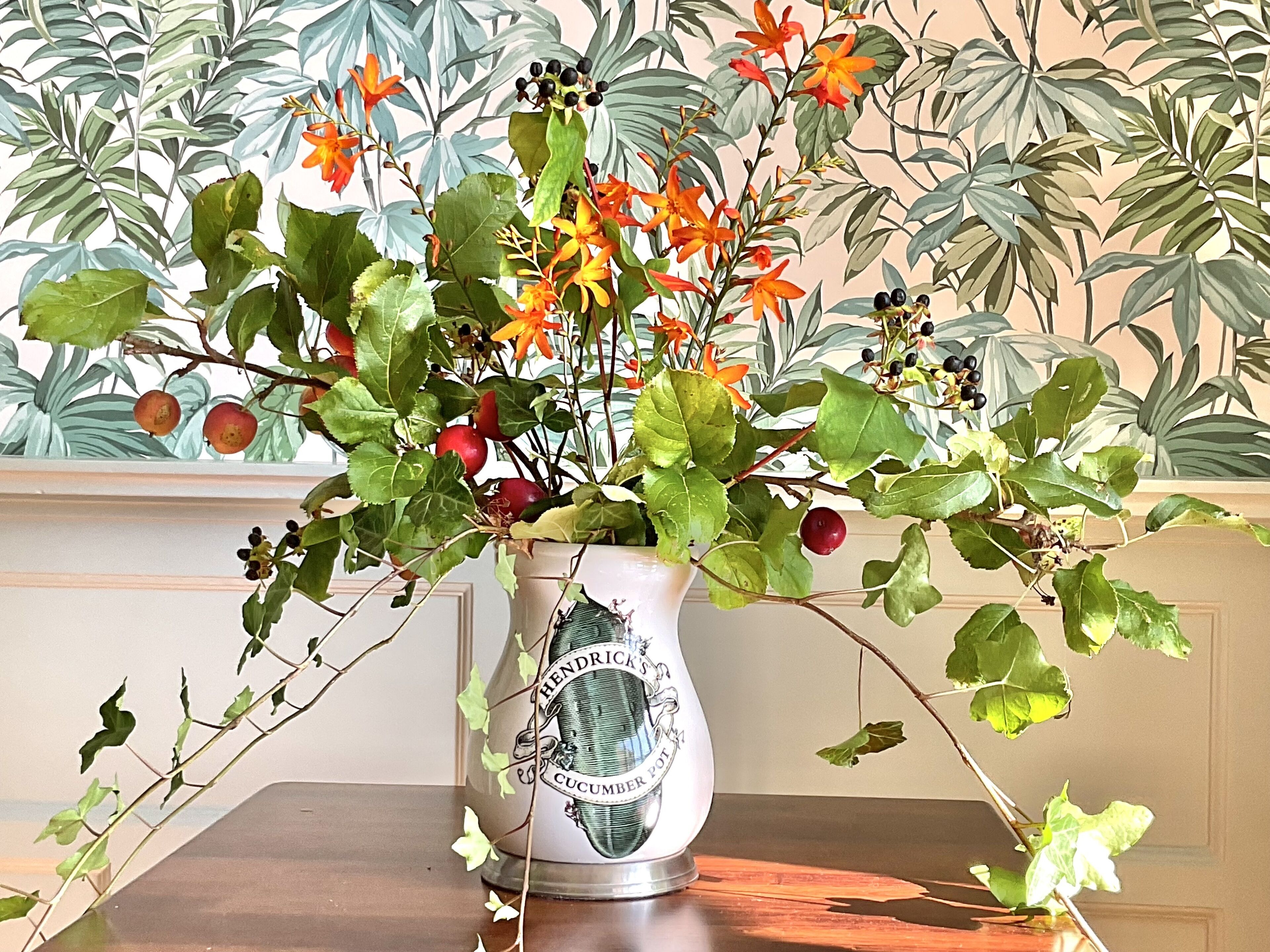 En vase med en plante på et bord.