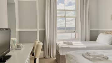 Escritorio, espacio para trabajar con laptop y wifi gratis