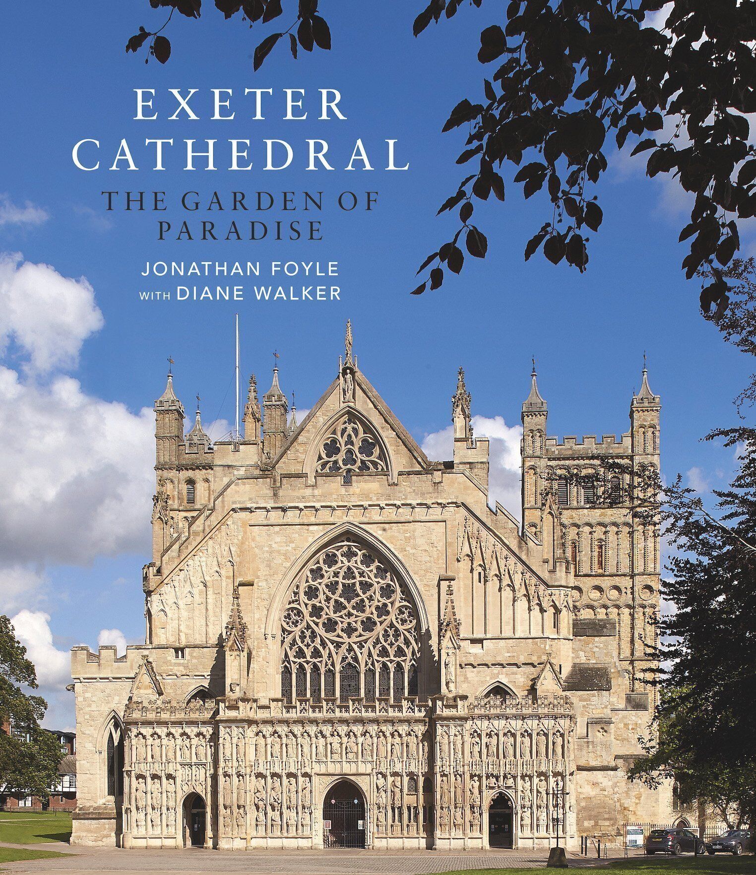 La façade extérieure de la cathédrale d’Exeter, avec son architecture gothique et sa grande rosace.