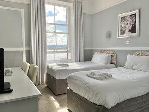 Standaard Twin kamer, 2 eenpersoonsbedden, uitzicht op zee | Een bureau, een laptopwerkplek, gratis wifi, beddengoed