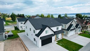 Un quartier résidentiel moderne composé de maisons individuelles dotées de toits à pignons et de garages à l’avant.