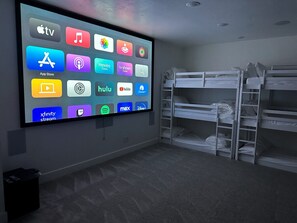6 bedrooms, travel cot, free WiFi, bed sheets
