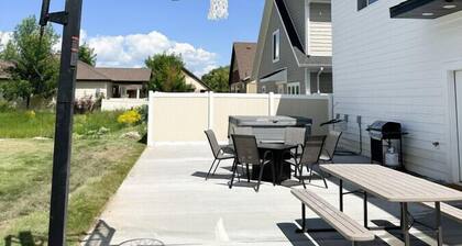 Theater Room! Private Hot Tub! Nearby Bike Path! 2 Mins Minutes Away From Marina!