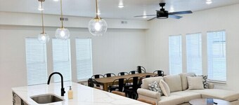 Theater Room! Private Hot Tub! Nearby Bike Path! 2 Mins Minutes Away From Marina!