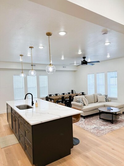 Theater Room! Private Hot Tub! Nearby Bike Path! 2 Mins Minutes Away From Marina!