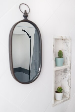 Superior Double Room | Bathroom | Shower, hair dryer, slippers, towels - Casa De Océano (Tarifa)