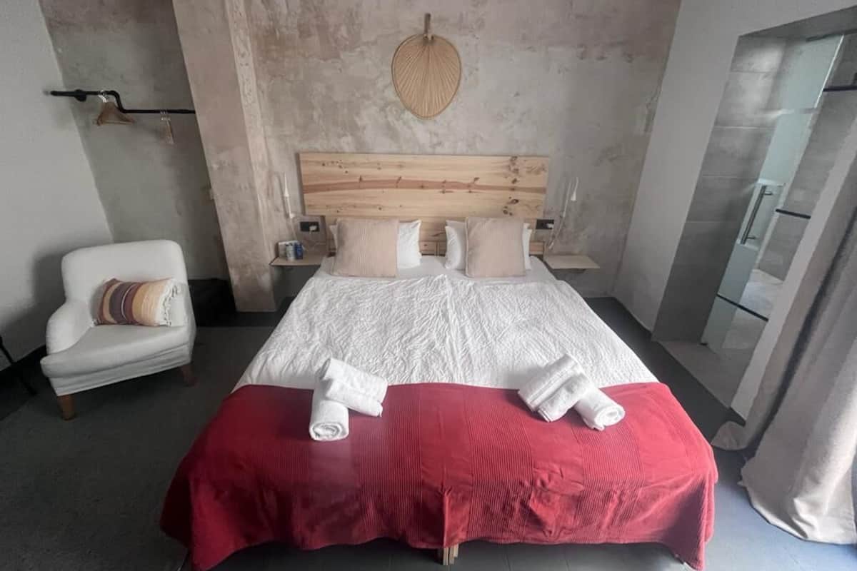 Deluxe Double Room | Desk, laptop workspace, WiFi (free), individually decorated