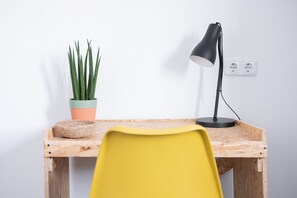 Decoración personalizada, muebles diferentes y escritorio 