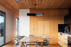 Fridge, microwave, oven, stovetop - The Edge - an architecturally designed home with breathtaking views (Binalong Bay)