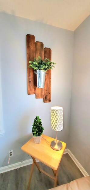 Interior - KING BED and 2 FULL BATHS, FULLY FENCED YARD AND CLOSE TO HIGHWAY (Cleveland)