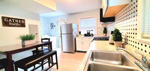 Fridge, microwave, oven, stovetop - KING BED and 2 FULL BATHS, FULLY FENCED YARD AND CLOSE TO HIGHWAY (Cleveland)