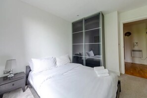 Basic Apartment, 2 Double Beds - Bright & Cosy 2BD by the Canal! - Limehouse (London)