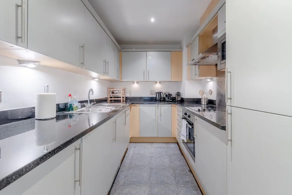 Basic Apartment, 2 Double Beds | Private kitchen | Fridge, microwave, oven, stovetop