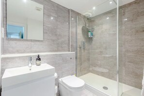 Basic Apartment, 2 Double Beds | Bathroom - Bright & Cosy 2BD by the Canal! - Limehouse (London)