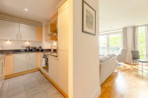 Basic Apartment, 2 Double Beds | Private kitchen - Bright & Cosy 2BD by the Canal! - Limehouse (London)