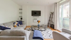 Basic Apartment, 2 Double Beds | Living area | TV - Bright & Cosy 2BD by the Canal! - Limehouse (London)