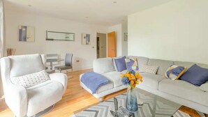 Basic Apartment, 2 Double Beds | Living area | TV - Bright & Cosy 2BD by the Canal! - Limehouse (London)