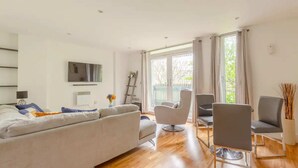 Basic Apartment, 2 Double Beds | Living area | TV - Bright & Cosy 2BD by the Canal! - Limehouse (London)