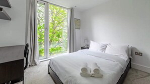 Basic Apartment, 2 Double Beds | 2 bedrooms, laptop workspace, iron/ironing board, bed sheets - Bright & Cosy 2BD by the Canal! - Limehouse (London)