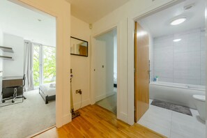 Basic Apartment, 2 Double Beds | Bathroom - Bright & Cosy 2BD by the Canal! - Limehouse (London)