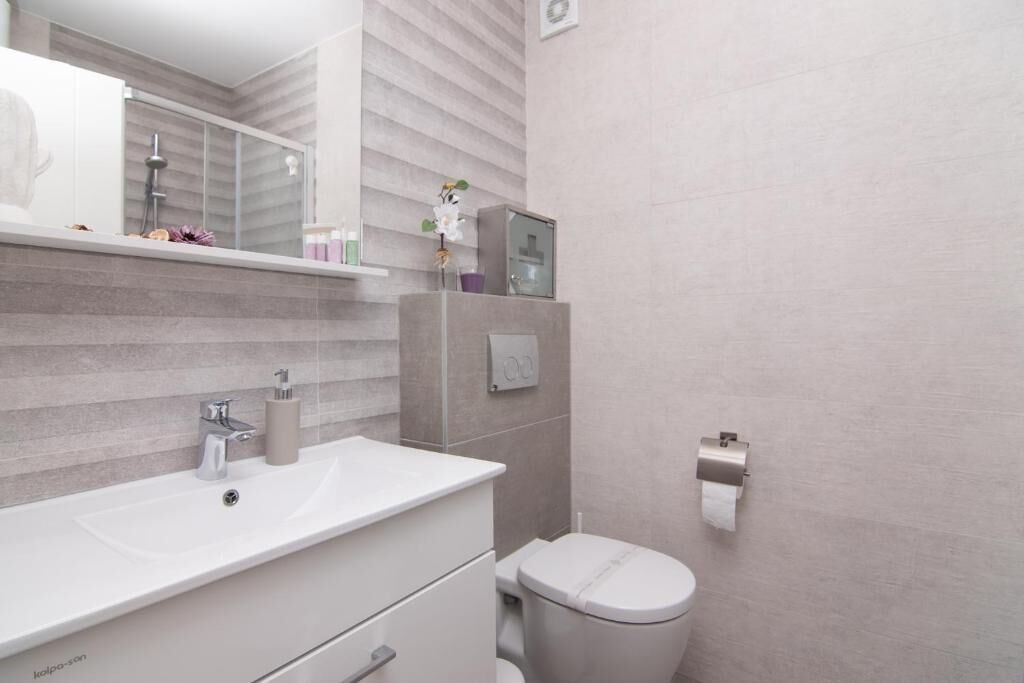 Douche, sèche-cheveux, serviettes fournies, savon
