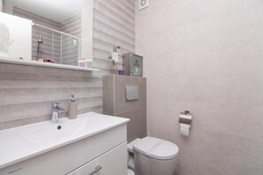 Douche, sèche-cheveux, serviettes fournies, savon