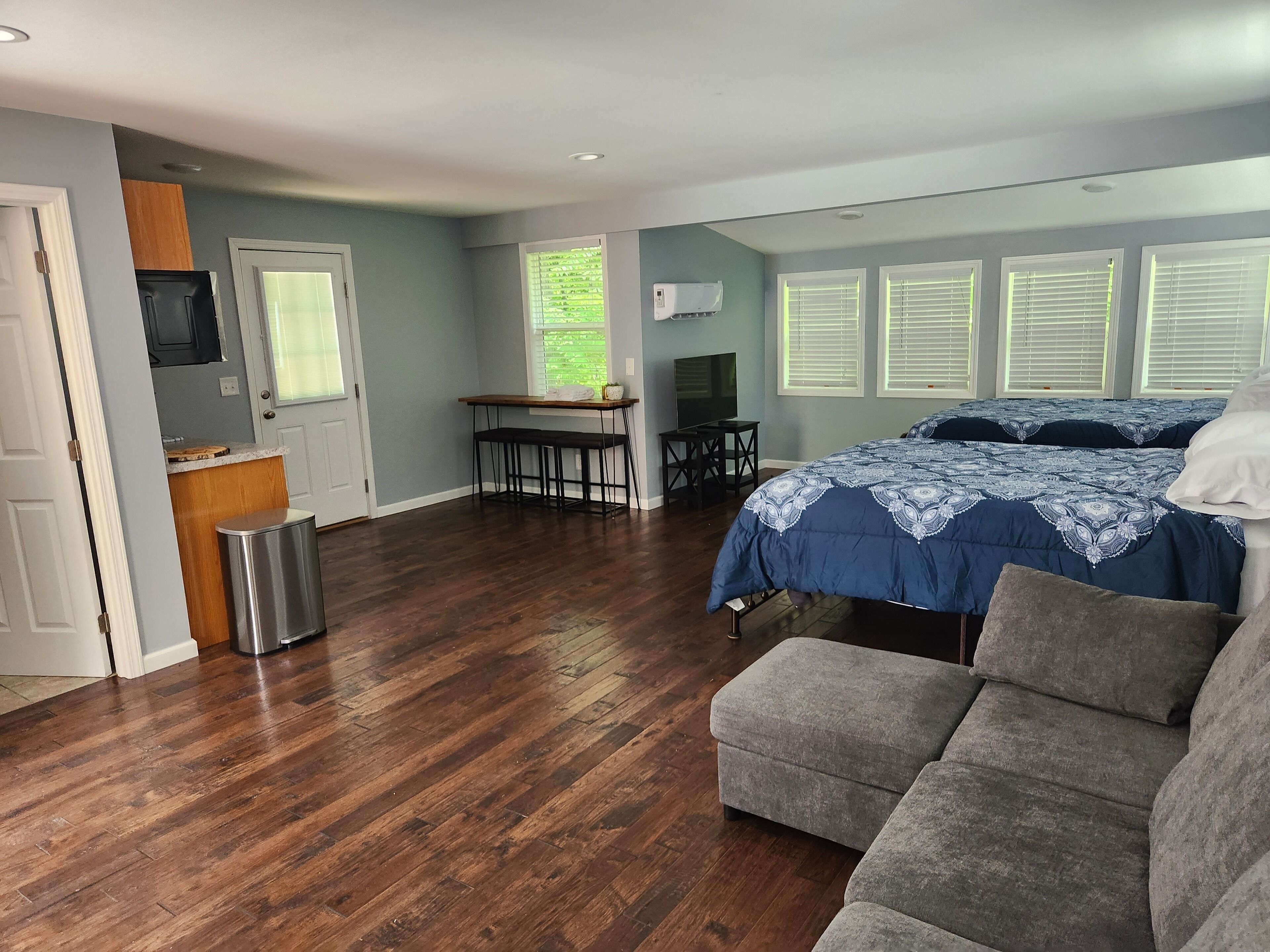 Charming cabin, above Dale Hollow Marina