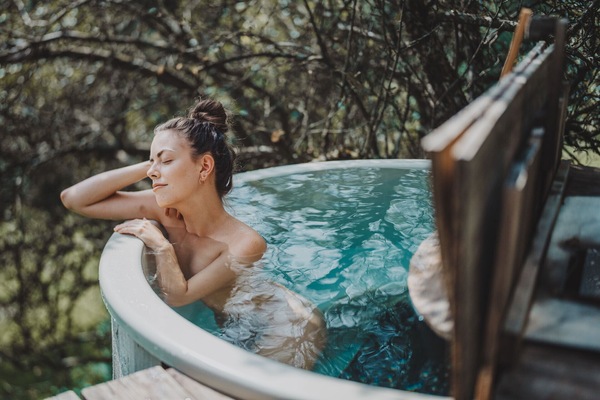 Outdoor spa tub