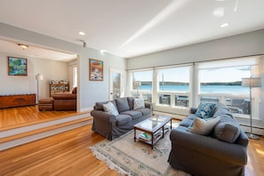 Smart TV, books - Mingo Cove - Beautiful 6BR, 4BA home with panoramic views of Harpswell Sound (Harpswell)