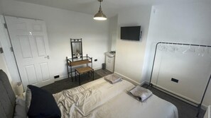 4 bedrooms, free WiFi, bed sheets - House Located Centrally for up to 8 Guests (Scarborough)