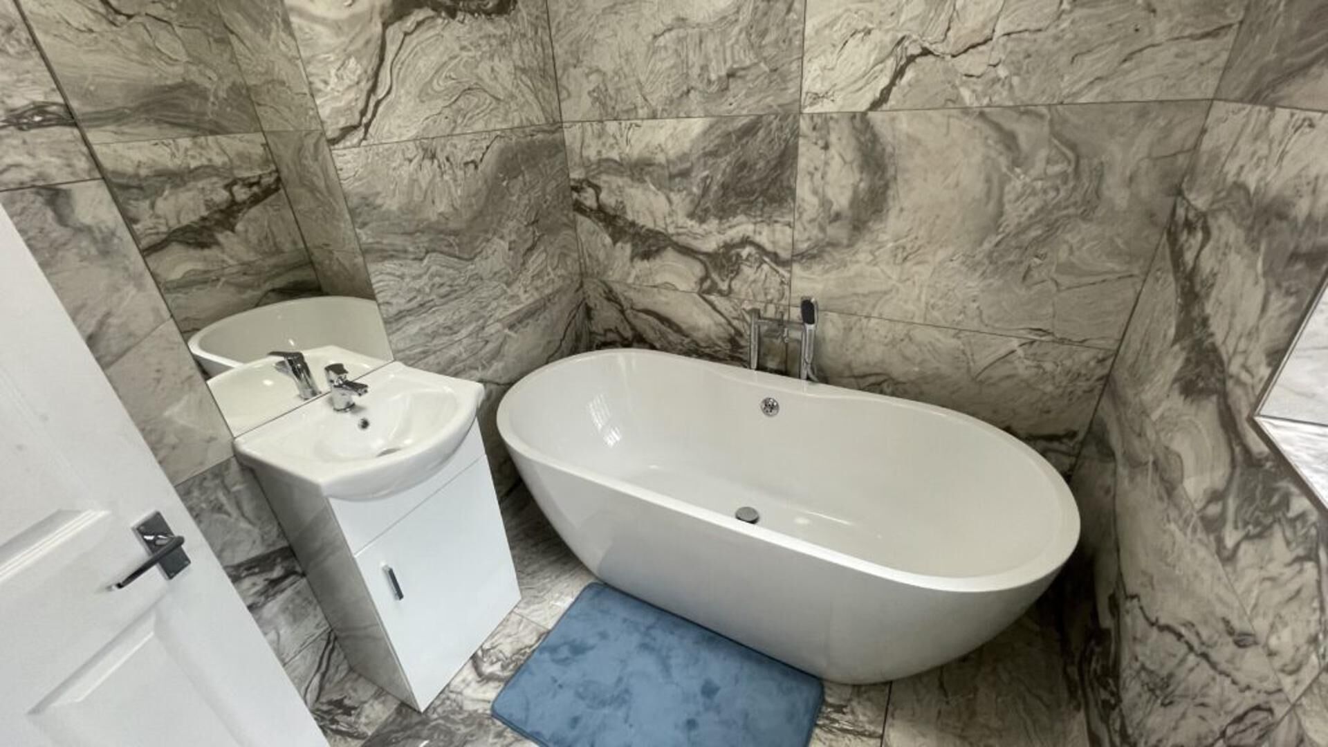 Apartamento, varias camas | Baño | Ducha y toallas