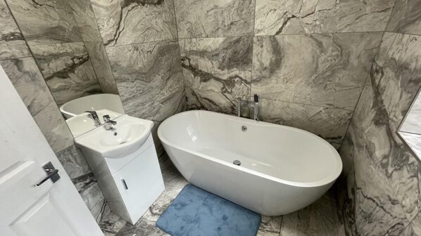 Apartment, Multiple Beds | Bathroom | Shower, towels
