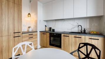 Studiosuite – standard | Eget kjøkken | Kjøleskap, oppvaskmaskin, kaffetrakter/tekoker og vannkoker