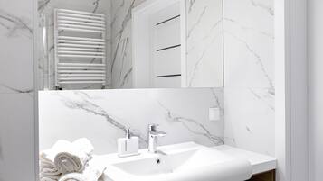 Standard Studio Suite | Bathroom | Free toiletries, hair dryer